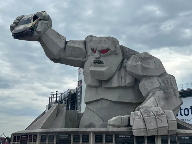 Une sculpture qui surprend au détour du voyage