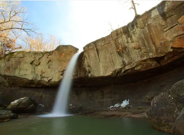 Une cascade dans les sous-bois de l’Indiana