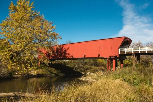 Un pont couvert dans les couleurs d’automne