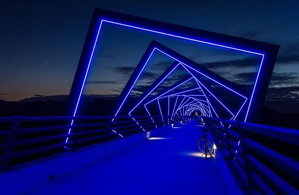 Une passerelle illuminée à la tombée du jour