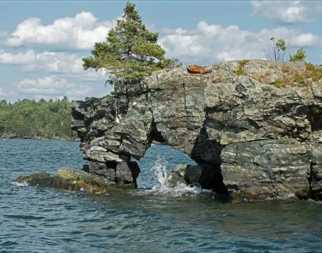 Une arche sur la côte rocheuse