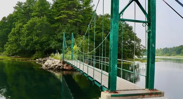 Une passerelle au-dessus de la rivière
