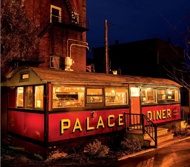 Le Palace Diner à la nuit tombée