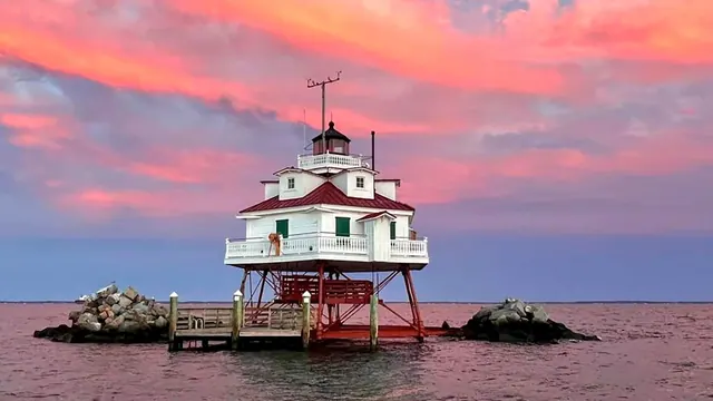 Un phare dans la lumière du soir