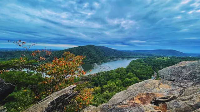 Un panorama au-dessus de la rivière