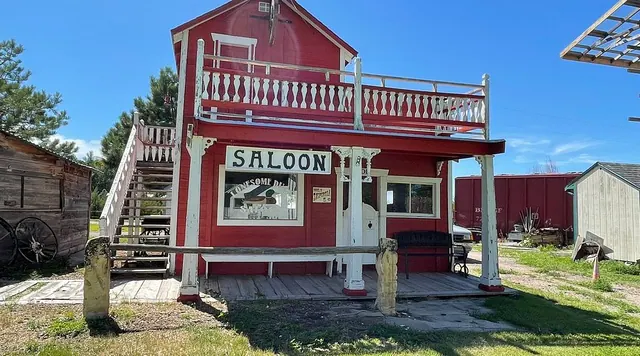 Une façade de saloon dans l’esprit du Far West