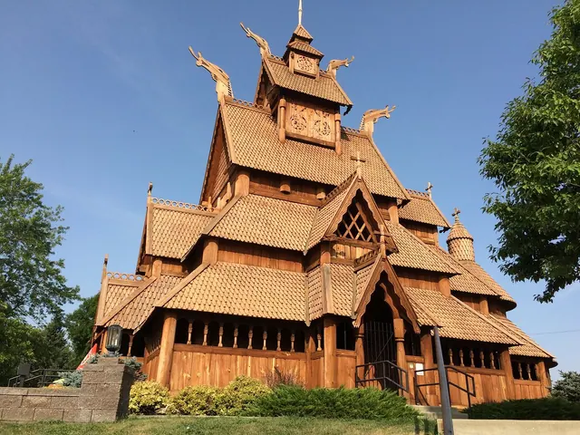 Une église en bois d’inspiration norvégienne